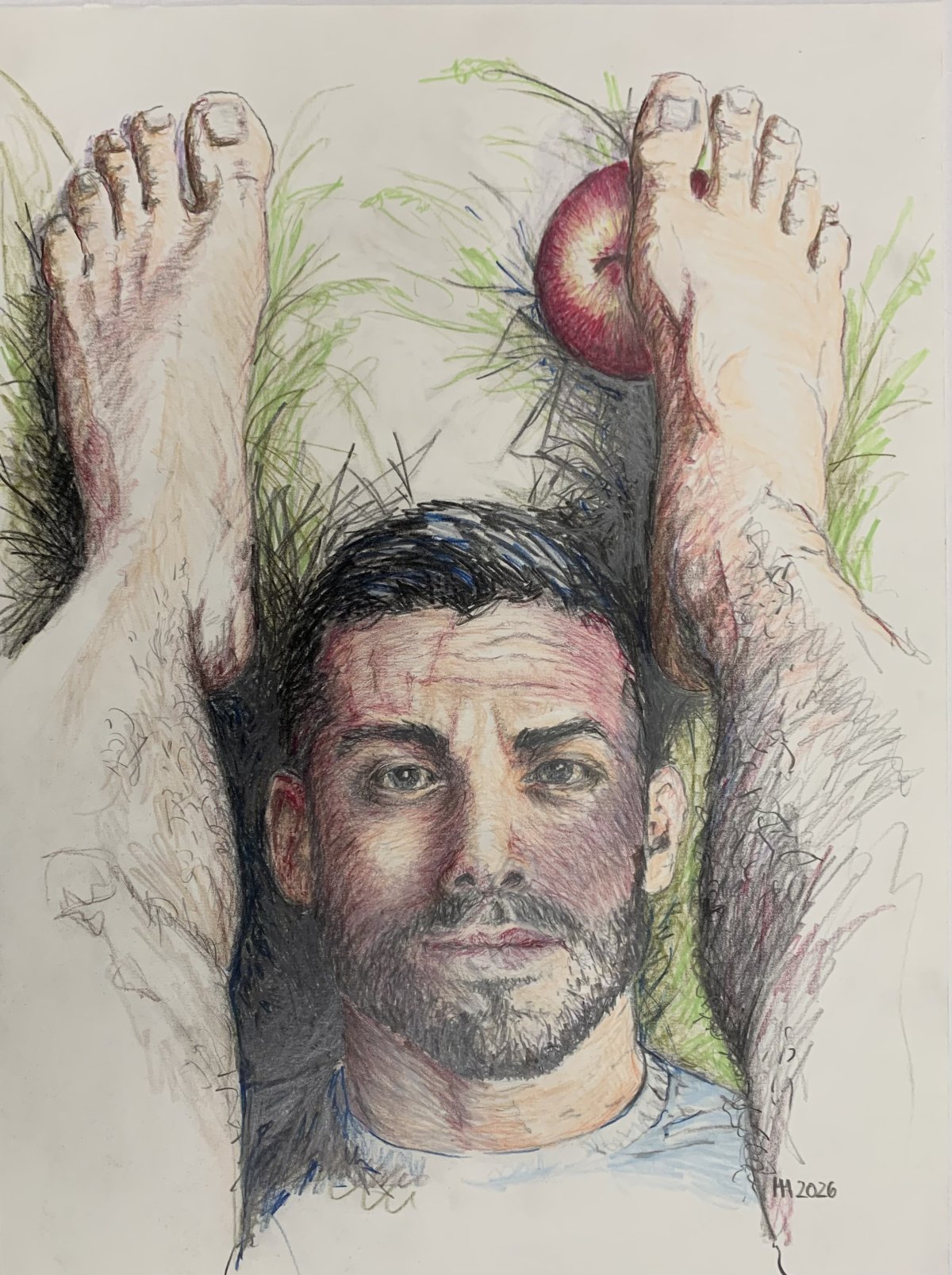 Apfelernte - Das spielerische Element. „Künstlerisches Porträt eines liegenden Mannes im Gras. Zwischen zwei nackten Füßen, die den oberen Bildrand bilden, wird ein roter Apfel gehalten. Die Buntstiftzeichnung betont eine intime und spielerische Atmosphäre.“